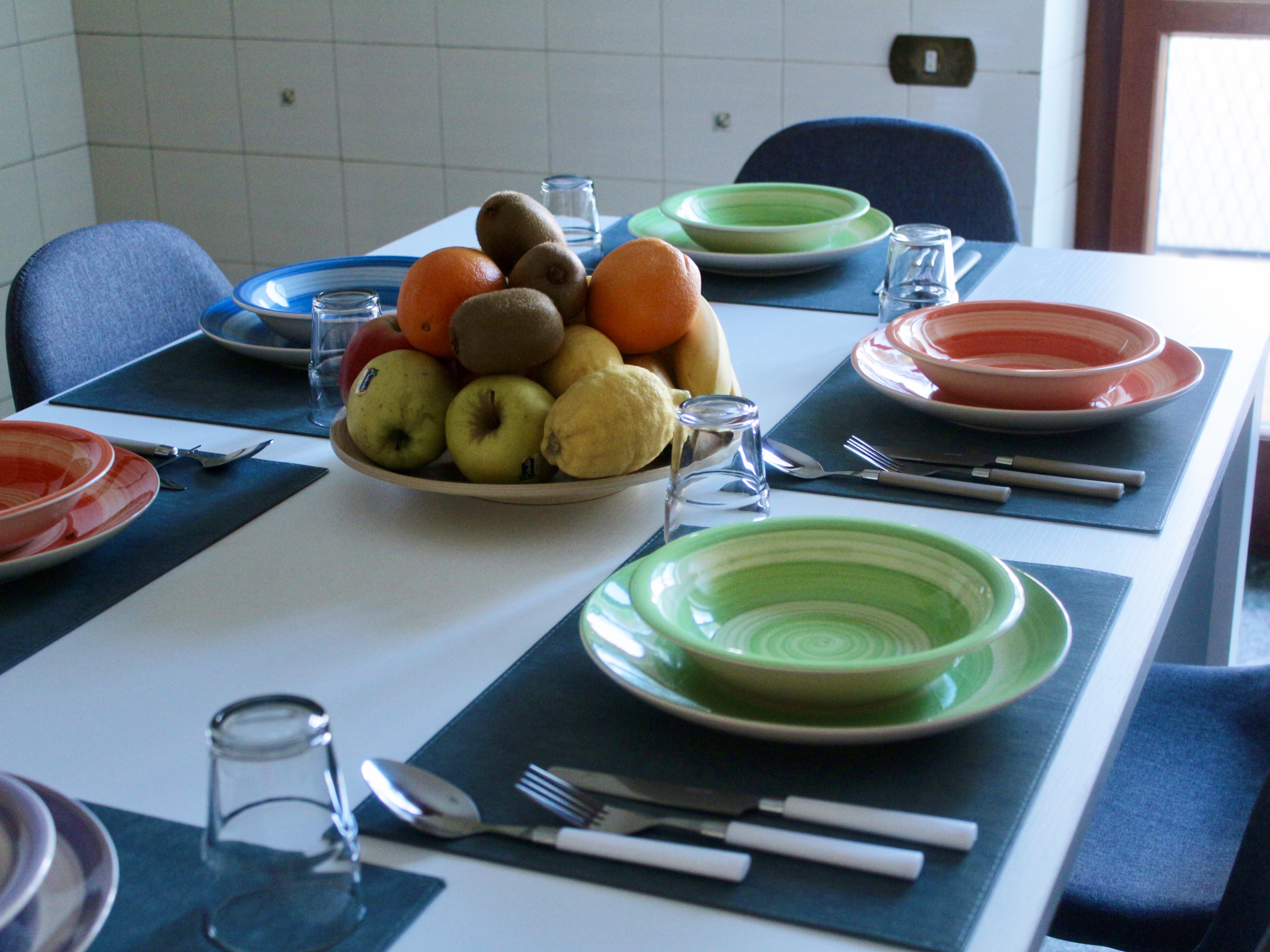 Tavolo apparecchiato nella cucina di Casa Marea